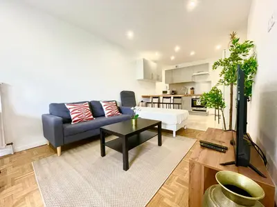 Coin salon dans l'établissement BnGo I Le Spacieux I 3 chambres, 2 salles de bain, 1 toilette, parking privé gratuit, 8 personnes, Vieux Lyon hypercentre