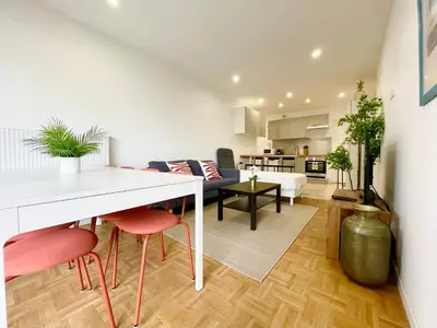 Coin salon dans l'établissement BnGo I Le Spacieux I 3 chambres, 2 salles de bain, 1 toilette, parking privé gratuit, 8 personnes, Vieux Lyon hypercentre