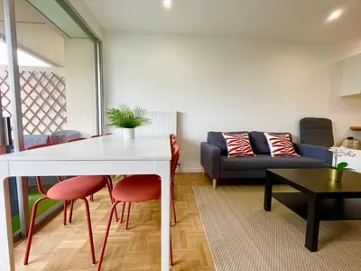 Coin salon dans l'établissement BnGo I Le Spacieux I 3 chambres, 2 salles de bain, 1 toilette, parking privé gratuit, 8 personnes, Vieux Lyon hypercentre