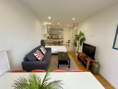 Cuisine ou kitchenette dans l'établissement BnGo I Le Spacieux I 3 chambres, 2 salles de bain, 1 toilette, parking privé gratuit, 8 personnes, Vieux Lyon hypercentre