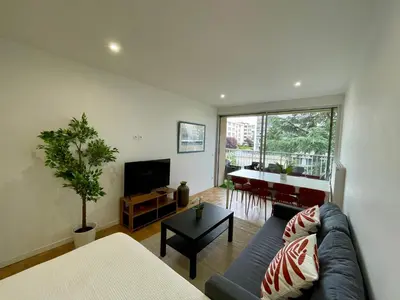 Télévision ou salle de divertissement dans l'établissement BnGo I Le Spacieux I 3 chambres, 2 salles de bain, 1 toilette, parking privé gratuit, 8 personnes, Vieux Lyon hypercentre