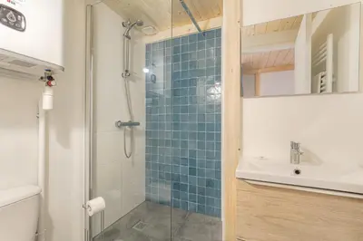 Salle de bains dans l'établissement Atypique et Cosy Hôtel de Ville et quais du Rhône