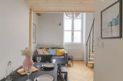 Coin salon dans l'établissement Cosy et Atypique Hôtel de Ville et quais du Rhône