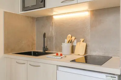 Cuisine ou kitchenette dans l'établissement Cosy et Atypique Hôtel de Ville et quais du Rhône