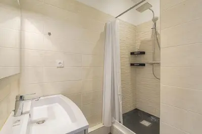 Salle de bains dans l'établissement Cosy et Calme proche métro Montplaisir