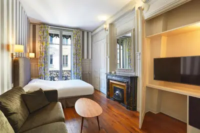 Télévision ou salle de divertissement dans l'établissement Hôtel Vaubecour - Centre Lyon Ainay - Perrache