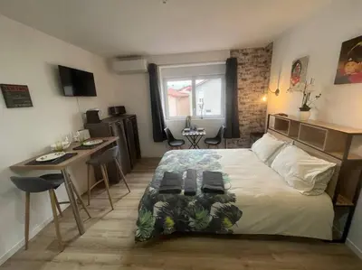 Un ou plusieurs lits dans un hébergement de l'établissement BACH studio BALNEO au calme parking gratuit