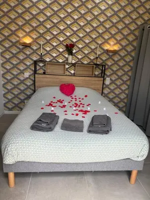Un ou plusieurs lits dans un hébergement de l'établissement Mozart Cosy Love room