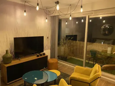 Télévision ou salle de divertissement dans l'établissement Studio lumineux avec balcon proche Tête d'Or
