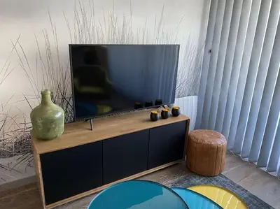 Télévision ou salle de divertissement dans l'établissement Studio lumineux avec balcon proche Tête d'Or