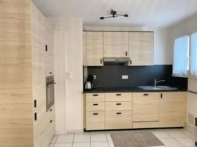 Cuisine ou kitchenette dans l'établissement Appartement T4 charmant bien situé, Charpennes