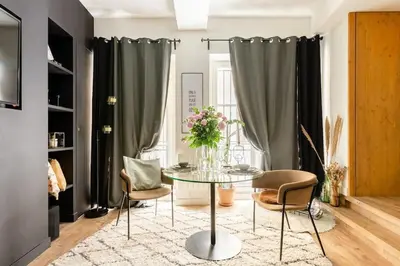 Coin salon dans l'établissement Suite Les Nébuleuses, Terreaux Capucins