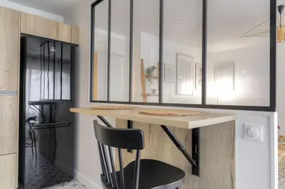 Cuisine ou kitchenette dans l'établissement T2 moderne et spacieux, proche gare Lyon 3 ème