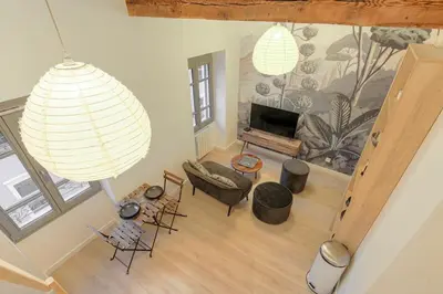 Télévision ou salle de divertissement dans l'établissement Joli T2 avec mezzanine, secteur gare, Lyon 3 - rue Baraban
