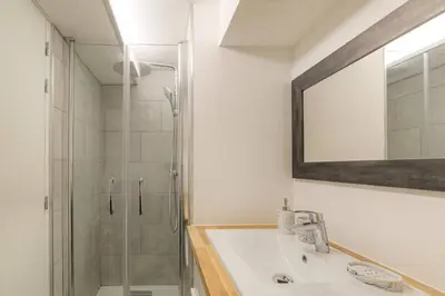 Salle de bains dans l'établissement Joli T2 avec mezzanine, secteur gare, Lyon 3 - rue Baraban