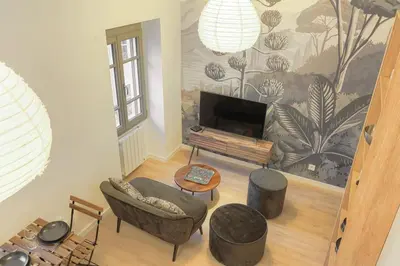 Télévision ou salle de divertissement dans l'établissement Joli T2 avec mezzanine, secteur gare, Lyon 3 - rue Baraban