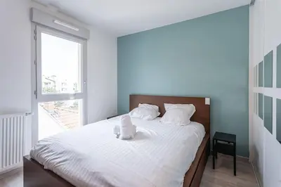 Un ou plusieurs lits dans un hébergement de l'établissement Appartement bien équipé avec parking, Lyon 8