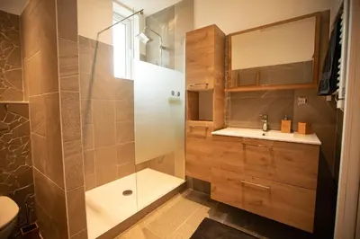 Salle de bains dans l'établissement Écrin Moderne