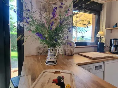 Cuisine ou kitchenette dans l'établissement Gîte calme avec terrasse, animaux admis, près de l'élevage de poneys - FR-1-496-326