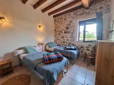 Un ou plusieurs lits dans un hébergement de l'établissement Gîte calme avec terrasse, animaux admis, près de l'élevage de poneys - FR-1-496-326