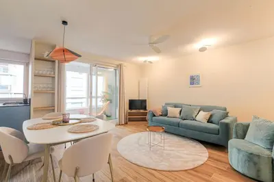Coin salon dans l'établissement Appartement raffiné, veranda et parking, Lyon 3