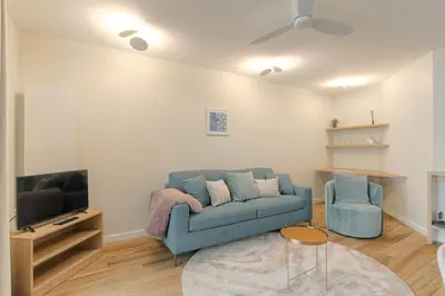 Coin salon dans l'établissement Appartement raffiné, veranda et parking, Lyon 3