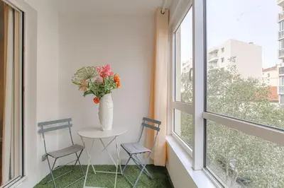 Balcon ou terrasse dans l'établissement Appartement raffiné, veranda et parking, Lyon 3
