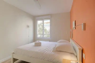 Un ou plusieurs lits dans un hébergement de l'établissement Appartement raffiné, veranda et parking, Lyon 3
