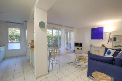 Télévision ou salle de divertissement dans l'établissement Superbe appartement avec jardin proche Lyon 3ème