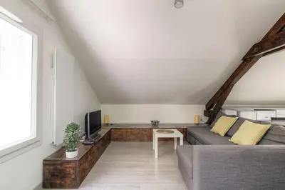 Télévision ou salle de divertissement dans l'établissement Loft charmant dans maison de ville, Villeurbanne