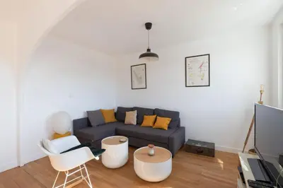 Télévision ou salle de divertissement dans l'établissement Grand Appartement Cosy - Parking & Balcon