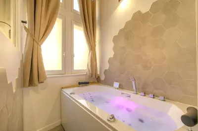 Salle de bains dans l'établissement Studio de charme avec balnéo, coeur de Presqu'île
