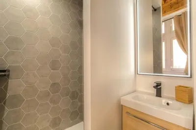Salle de bains dans l'établissement Studio de charme avec balnéo, coeur de Presqu'île