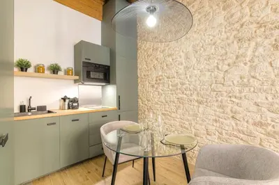 Cuisine ou kitchenette dans l'établissement Studio de charme avec balnéo, coeur de Presqu'île