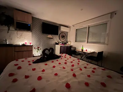 Un ou plusieurs lits dans un hébergement de l'établissement Trendy love Balnéo