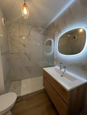 Salle de bains dans l'établissement Bron confort lumineux proche eurexpo, hôpitaux