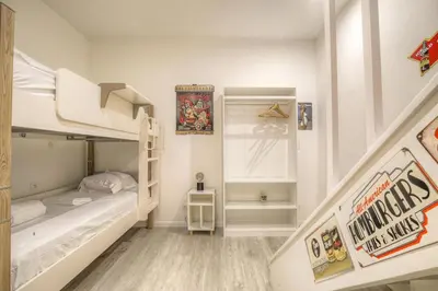 Un ou plusieurs lits dans un hébergement de l'établissement Happy Days, 150m2 de divertissement, Lyon 7