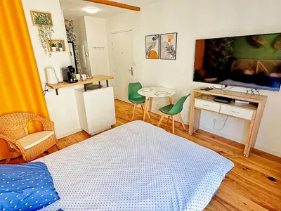Télévision ou salle de divertissement dans l'établissement 07-1 - Cozy & élégant - TV sat&VOD