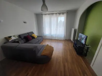 Télévision ou salle de divertissement dans l'établissement Charmant T3 dans résidence