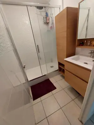 Salle de bains dans l'établissement Charmant T3 dans résidence