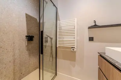 Salle de bains dans l'établissement Le Charmant d'Ecully Logement Unique Avec Jardin et Parking à 10 minutes de Lyon