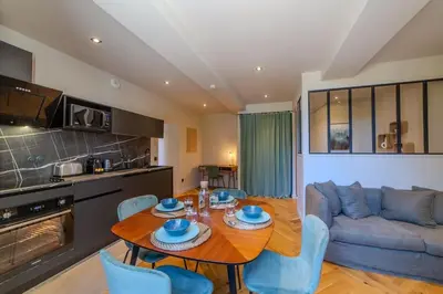 Cuisine ou kitchenette dans l'établissement Le Charmant d'Ecully Logement Unique Avec Jardin et Parking à 10 minutes de Lyon