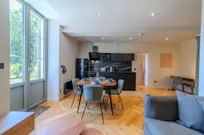 Cuisine ou kitchenette dans l'établissement Le Charmant d'Ecully Logement Unique Avec Jardin et Parking à 10 minutes de Lyon