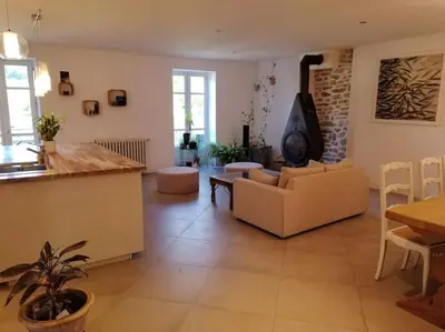 Coin salon dans l'établissement Maison de charme très spacieuse