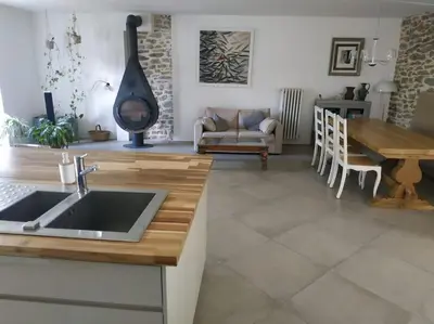 Cuisine ou kitchenette dans l'établissement Maison de charme très spacieuse