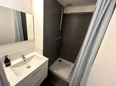 Salle de bains dans l'établissement Le Jutard - proche des quais - 5 personnes