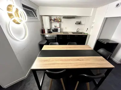 Cuisine ou kitchenette dans l'établissement Le Jutard - proche des quais - 5 personnes