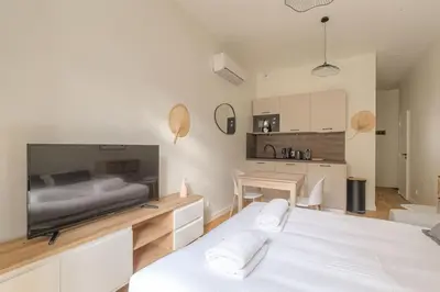 Un ou plusieurs lits dans un hébergement de l'établissement Appartement T2 neuf, climatisé proche Lyon 3