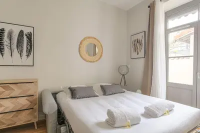 Un ou plusieurs lits dans un hébergement de l'établissement Appartement T2 neuf, climatisé proche Lyon 3