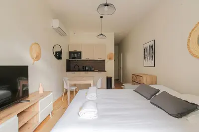 Un ou plusieurs lits dans un hébergement de l'établissement Appartement T2 neuf, climatisé proche Lyon 3